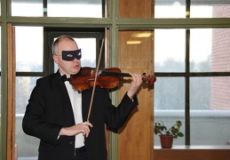 Renginį pradėjo smuikininko Ugniaus Savicko grojimas