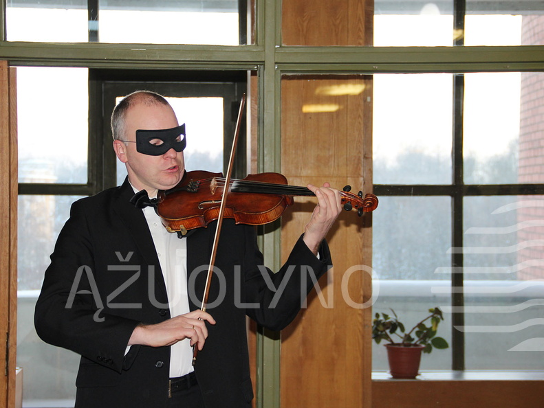 Renginį pradėjo smuikininko Ugniaus Savicko grojimas
