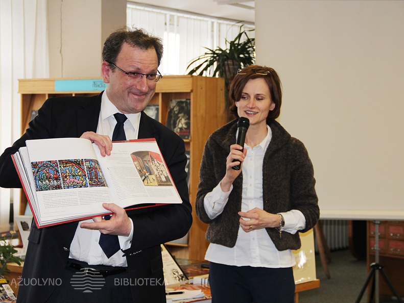 Luc Aubry išsamiai ir literatūriškai pristatė keletą kolekcijos knygų