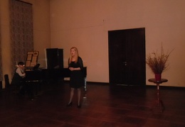 4. Dainuoja VDU MA Sodaitytės klasės studentė G. Jocaitė.