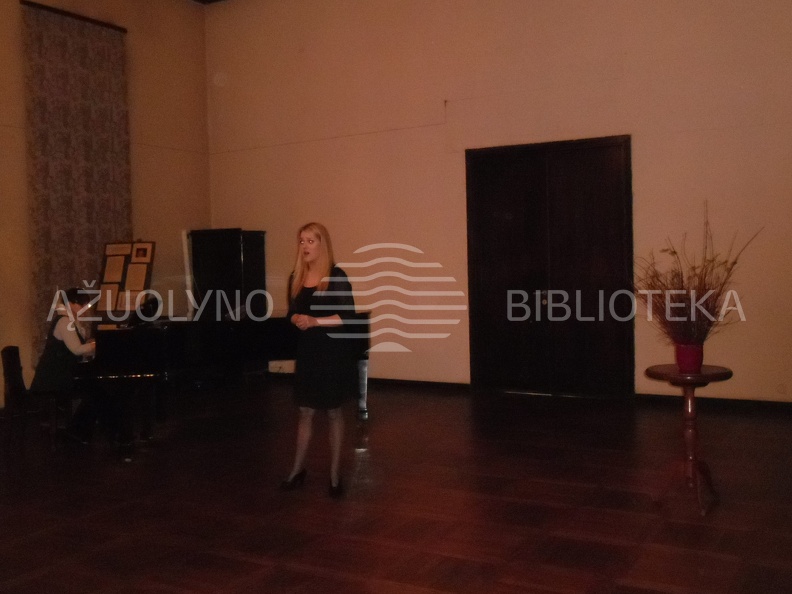 4. Dainuoja VDU MA Sodaitytės klasės studentė G. Jocaitė.