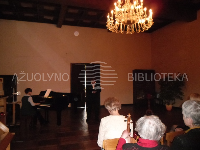 3. Dainuoja VDU MA Sodaitytės klasės studentas J. Kemežys.