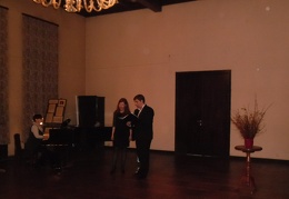 6. Dainuoja VDU MA Sodaitytės klasės studentai S. Lebrikaitė ir J. Kemežys. 