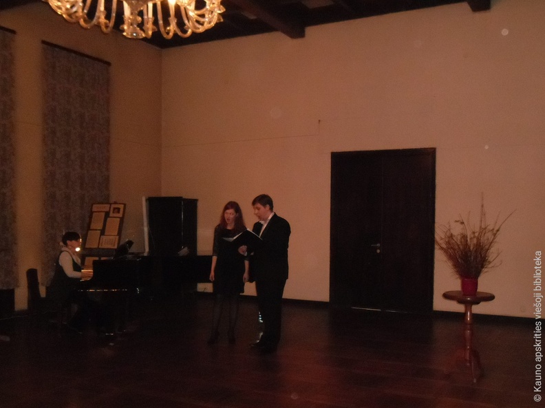 6. Dainuoja VDU MA Sodaitytės klasės studentai S. Lebrikaitė ir J. Kemežys. 