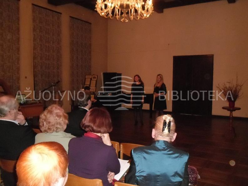 5. Dainuoja VDU MA Sodaitytės klasės studentės S. Lebrikaitė ir G. Jocaitė