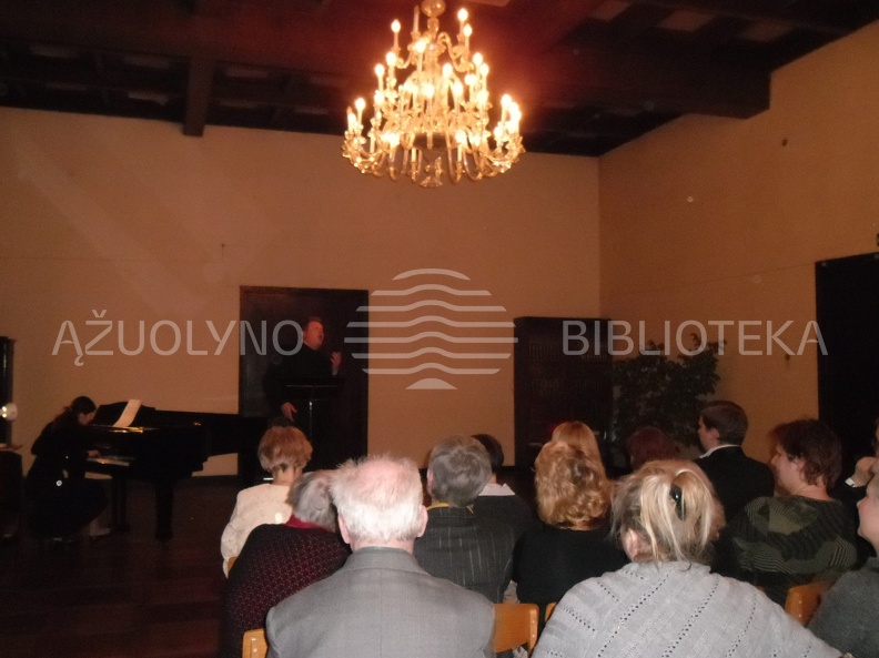 7. Dainuoja VDU MA lektorius Giedrius Prunskus.