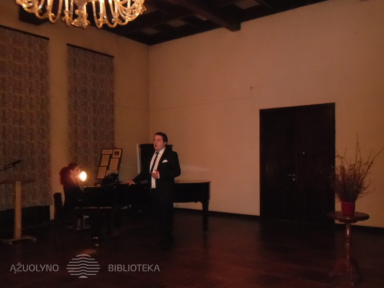 14. J. Indros dainą " Saulė leidžias" atlieka J. Indros brolio Stasio anūkas VDU MA IV k. studentas Povilas Padleckis.