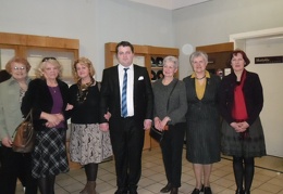 16. J. Indros giminaičiai ir Lietuvos kompozitorių sąjungos Kauno sk. pirmininkė K. Vaitkūnienė prie parodos.