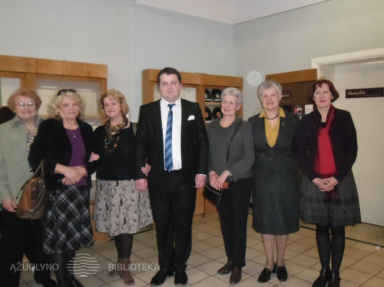 16. J. Indros giminaičiai ir Lietuvos kompozitorių sąjungos Kauno sk. pirmininkė K. Vaitkūnienė prie parodos.