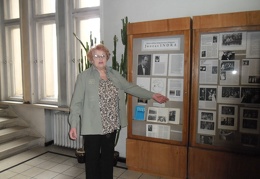 15. Genovaitė Virginija Indrienė prie J. Indrai parengtos parodos.