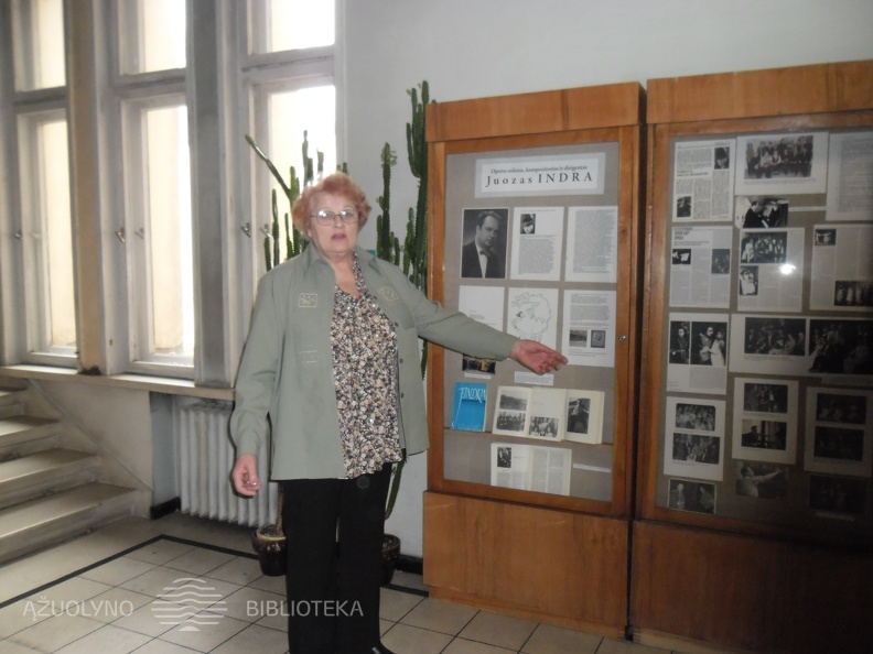 15. Genovaitė Virginija Indrienė prie J. Indrai parengtos parodos.