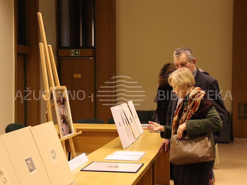 Svečiai apžiūri dailininkės darbus