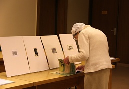 Svečiai galėjo iš arti apžiūrėti G. Didelytės grafikos darbus, kuriuos atsivežė D. Akstinas