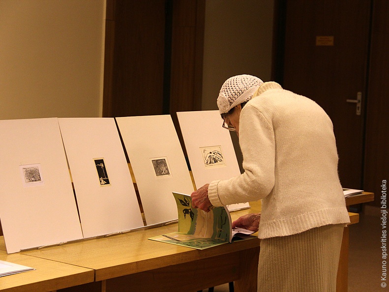 Svečiai galėjo iš arti apžiūrėti G. Didelytės grafikos darbus, kuriuos atsivežė D. Akstinas