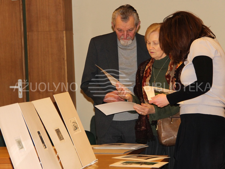 Svečiai apžiūri fotografijas su G. Didelyte