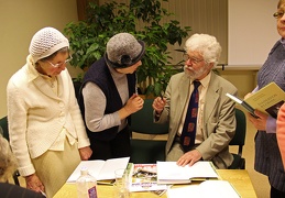 Autorius dalijo autografus