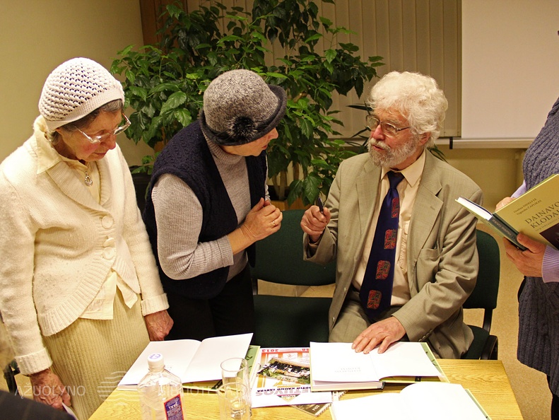 Autorius dalijo autografus