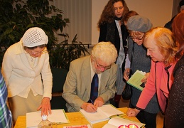 Autorius dalijo autografus