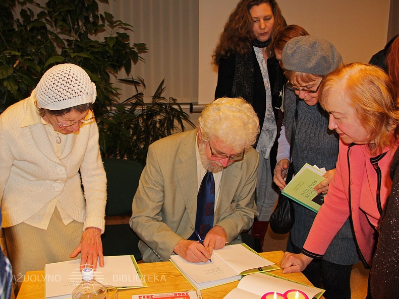 Autorius dalijo autografus