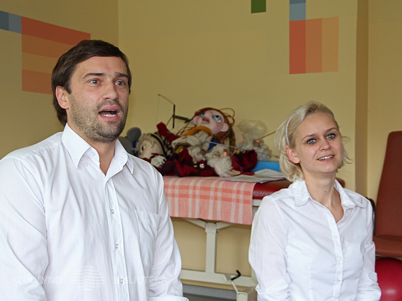 Renginio vedėjai Kauno lėlių teatro aktoriai Remigijus Endriukaitis ir Indrė Taločkaitė