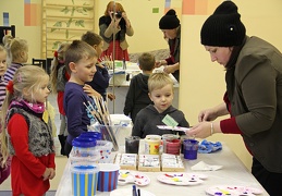 Mažieji dalyviai ir dailininkė Vilija Kneižytė