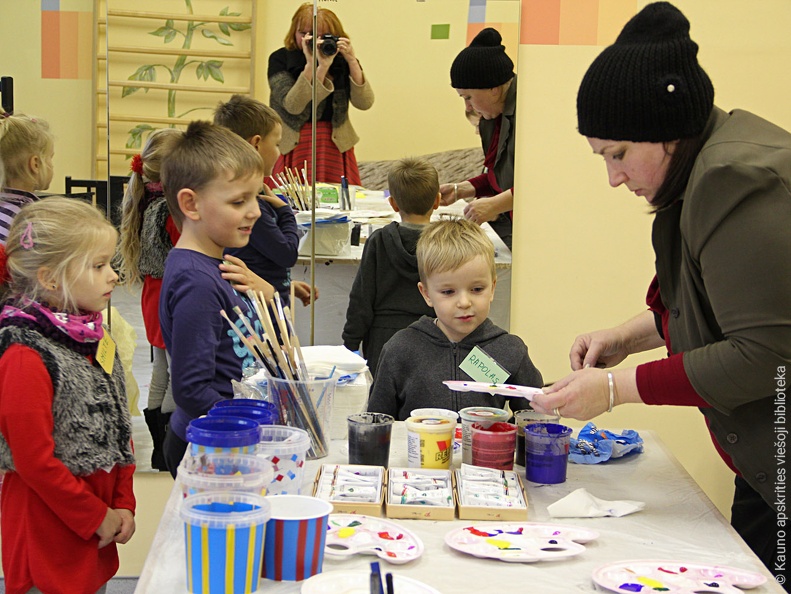 Mažieji dalyviai ir dailininkė Vilija Kneižytė