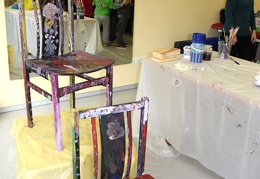 Dailės užsiėmimo Vilkaviškyje rezultatas - spalvotos kėdės 