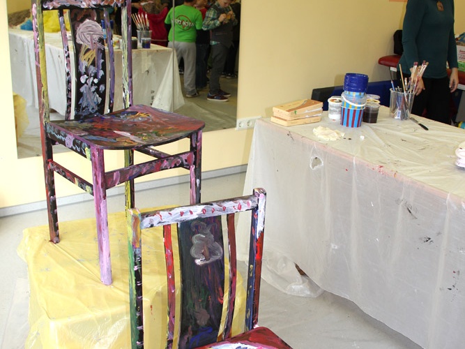 Dailės užsiėmimo Vilkaviškyje rezultatas - spalvotos kėdės 