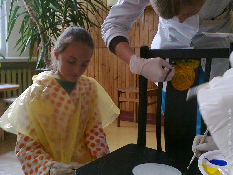 Tapant ant kėdžių