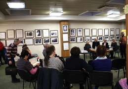 Lankytojai vis dar renkasi...