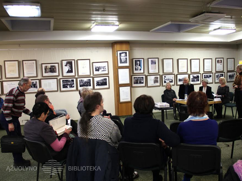 Lankytojai vis dar renkasi...