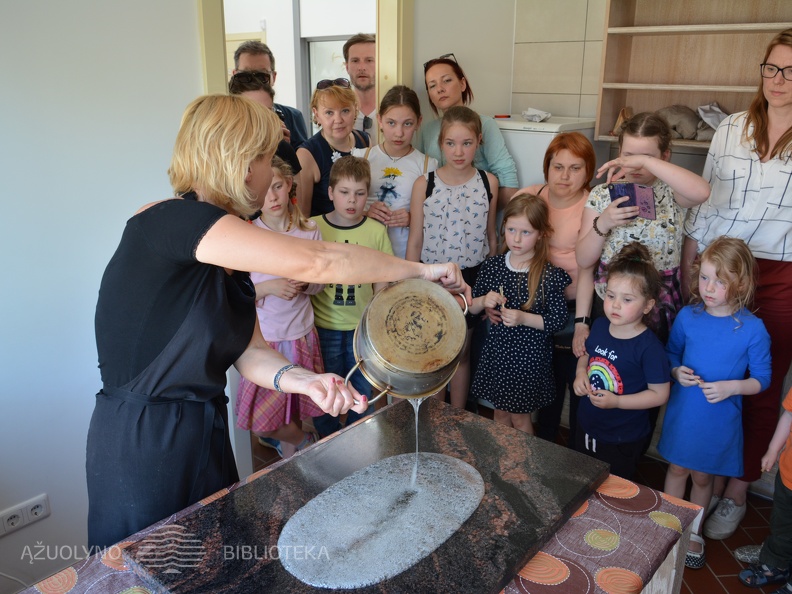 Kretingos dvaro saldaininėje vyko edukacinis užsiėmimas. Gaminome ir ragavome saldainius