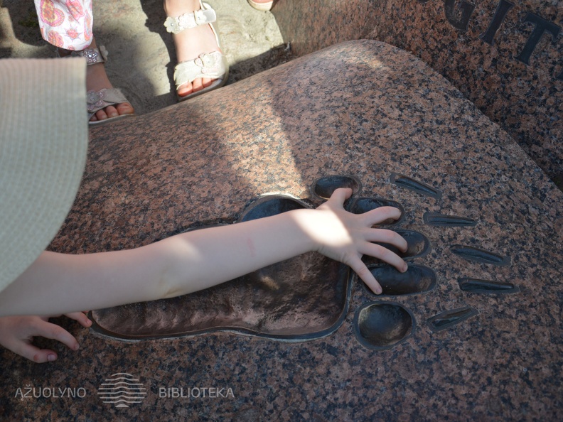 Padėjęs ranką į akmenyje įspaustą meškos leteną gali būti tikras, kad būsi stiprus ir tvirtas kaip meškinas. Skulptūra „Meškos pėda“