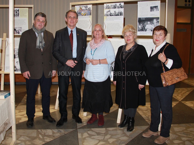 Arvydas Juozaitis  su komanda ir vakaro vedėja Rimanta Tamoliūnienė