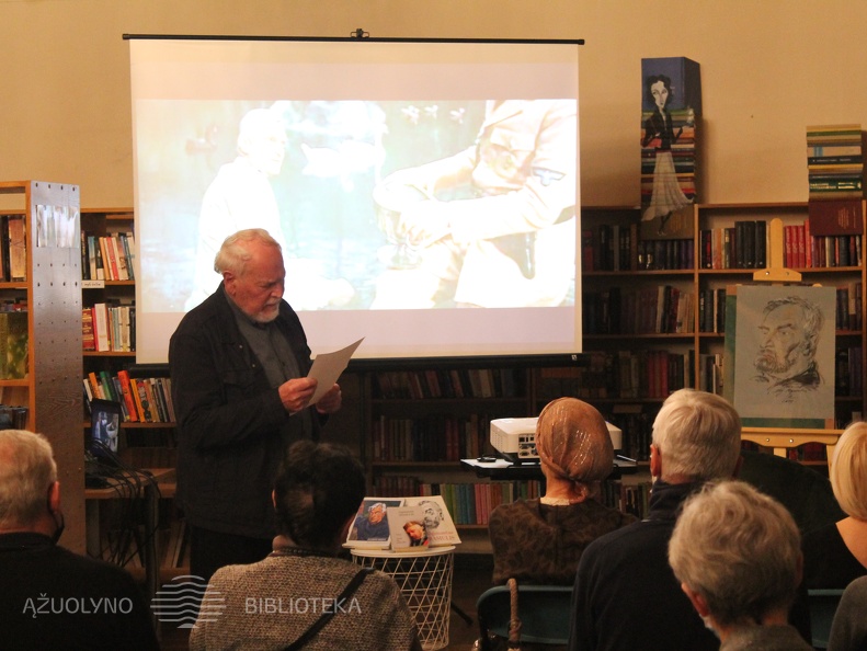 Nacionalinio Kauno dramos teatro aktorius Albinas Budnikas skaito Algimanto Masiulio laišką