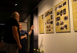 Gytis Padegimas ir Angelė Mikelinskaitė prie parodos "Visada yra galimybė..." stendų Panevėžyje