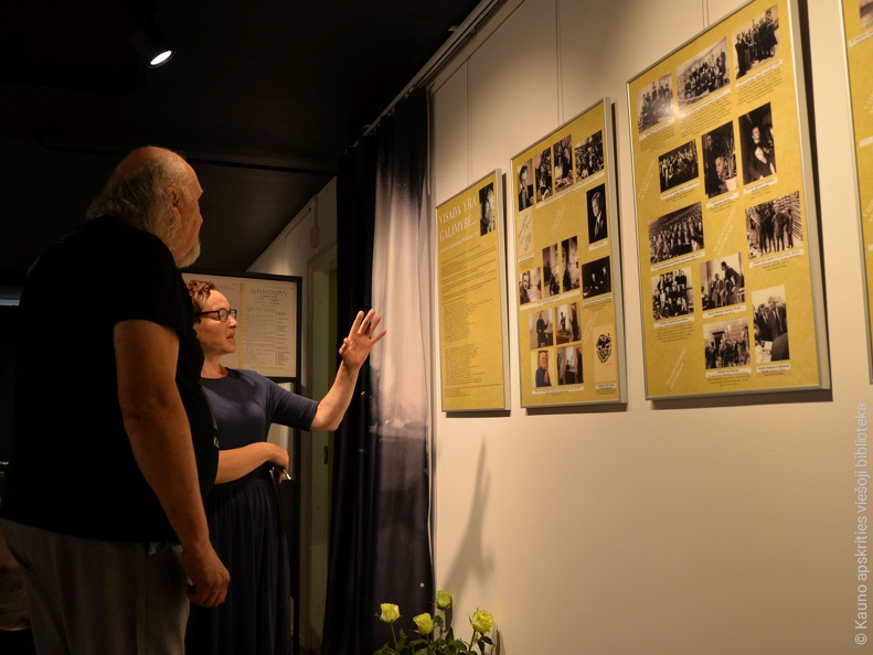 Gytis Padegimas ir Angelė Mikelinskaitė prie parodos "Visada yra galimybė..." stendų Panevėžyje