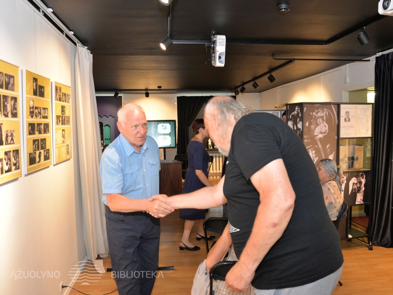 Nacionalinio Kauno dramos teatro aktorius Liubomiras Laucevičius ir režisierius Gytis Padegimas parodoje Panevėžyje