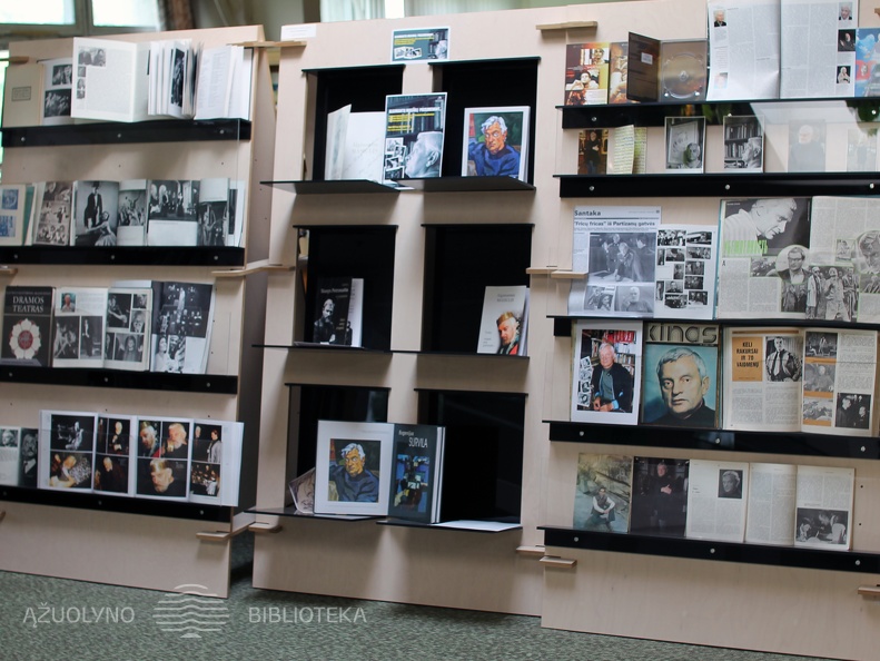 Leidinių ir dokumentų parodos "Algimantą Masiulį prisimenant..." stendas