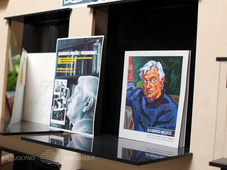 Leidinių ir dokumentų parodos "Algimantą Masiulį prisimenant..." fragmentas