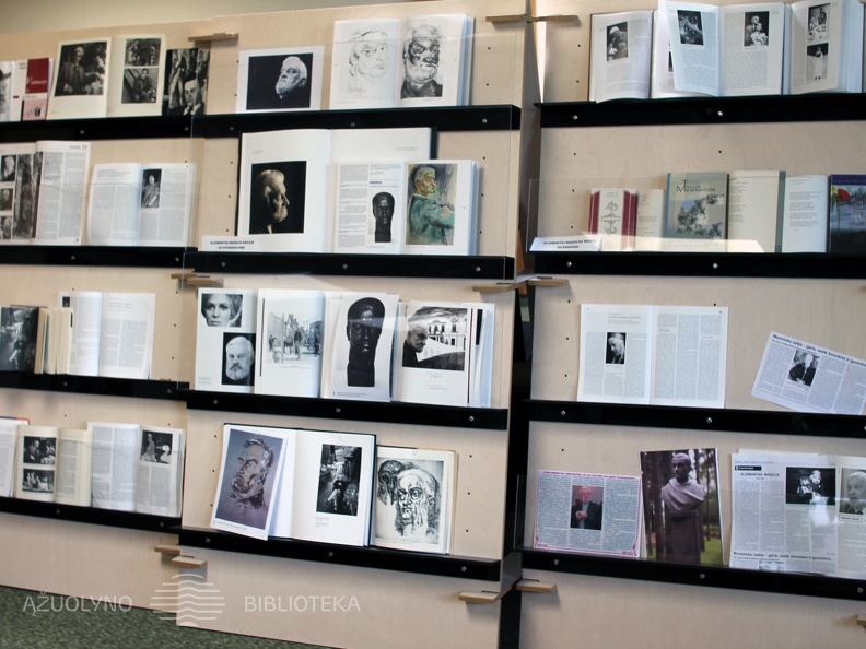 Leidinių ir dokumentų parodos "Algimantą Masiulį prisimenant..." stendas