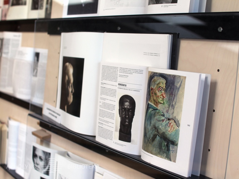 Leidinių ir dokumentų parodos "Algimantą Masiulį prisimenant..." fragmentas